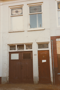 863683 Gezicht op de voorgevel van het pand Willemstraat 43 in Wijk C te Utrecht, dat gerenoveerd gaat worden in het ...